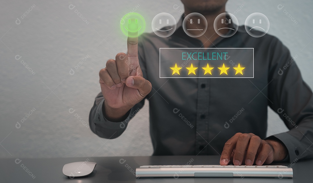 O usuário atribui uma classificação à experiência de serviço no aplicativo on-line, conceito de pesquisa de feedback de satisfação