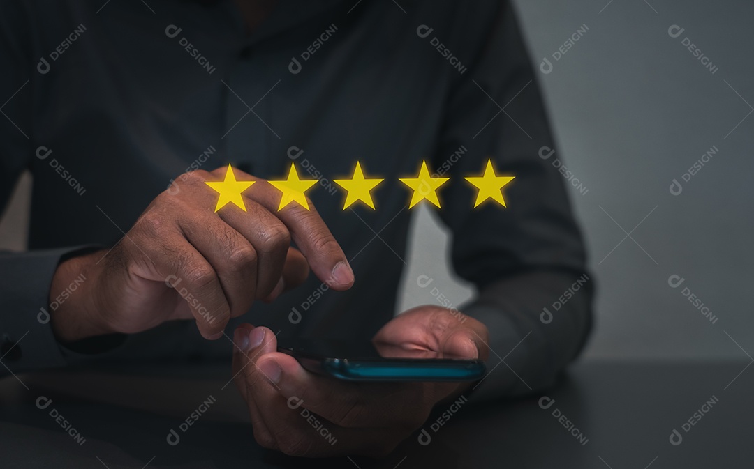 Conceito de pesquisa de feedback de satisfação de revisão do cliente, o usuário avalia a experiência de serviço no aplicativo on-line