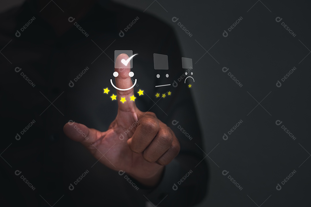 Atendimento ao cliente e conceito de satisfação, os empresários estão tocando a tela virtual no rosto sorridente feliz e dando ícone de estrela para dar satisfação no serviço.