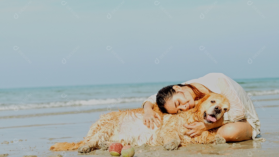 Mulher feliz com cachorro de estimação na praia