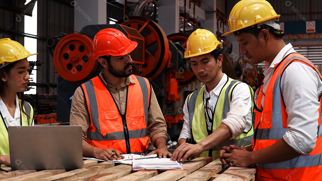 Engenheiros industriais pesados ​​estão juntos em uma fábrica de aço.