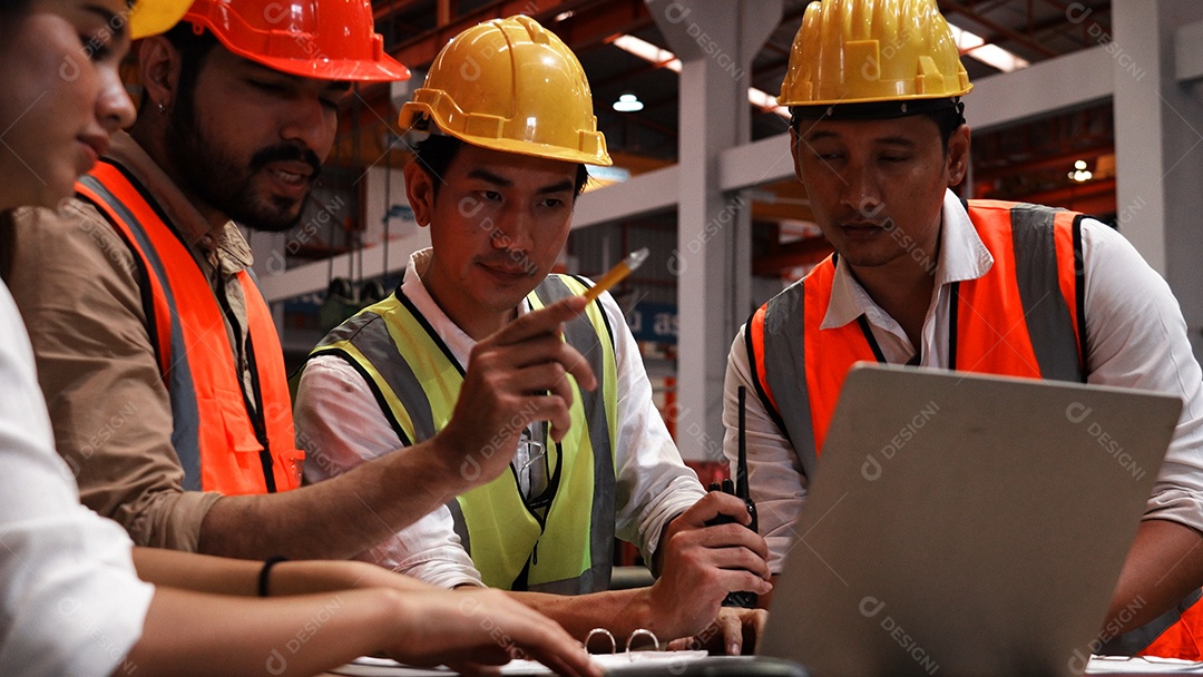 Engenheiros industriais pesados ​​estão juntos em uma fábrica de aço.