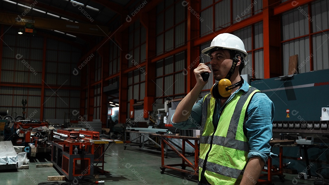 Engenheiros industriais pesados ​​estão juntos em uma fábrica de aço.