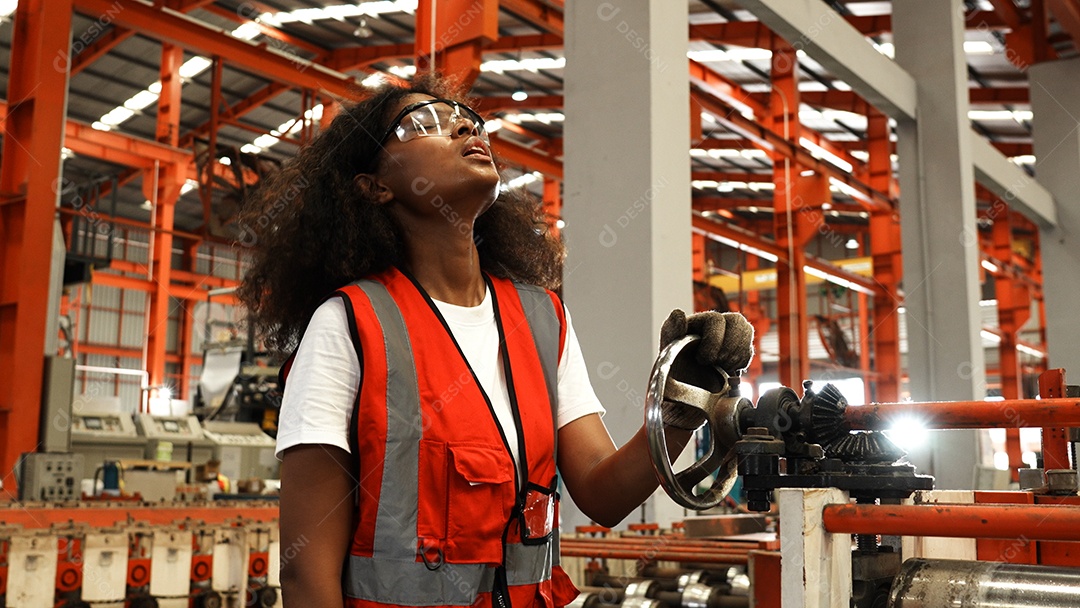 Engenheiros industriais pesados ​​verificam juntos em uma fábrica de aço.