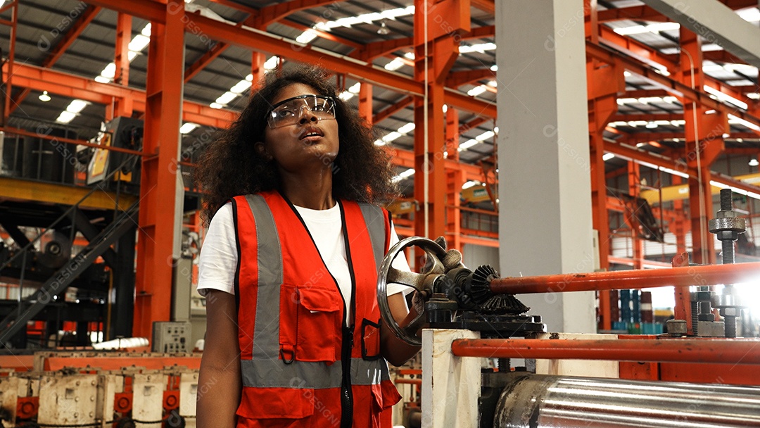 Engenheiros industriais pesados ​​verificam juntos em uma fábrica de aço.