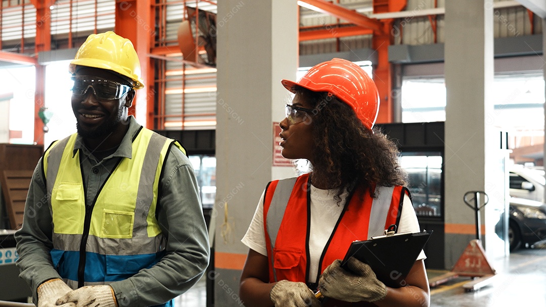 Engenheiros industriais pesados ​​verificam juntos em uma fábrica de aço.