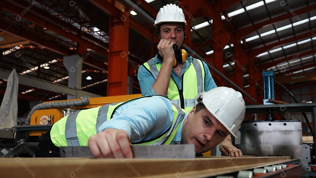 Engenheiros com capacete de segurança trabalhando em construção