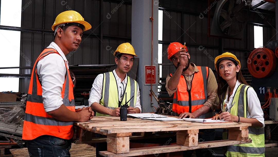 Engenheiros com capacete de segurança trabalhando em construção