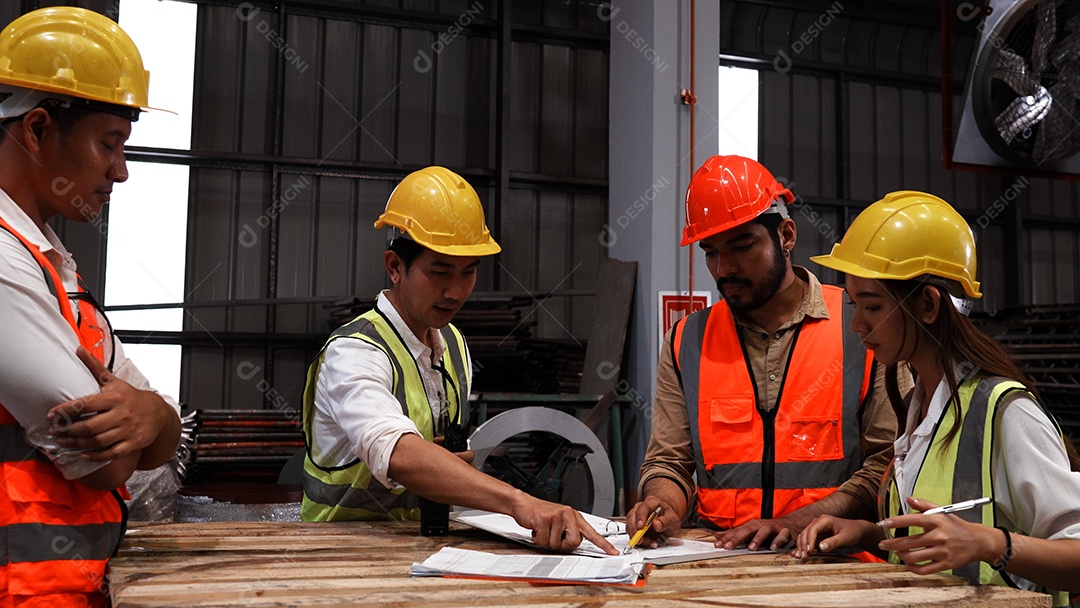 Engenheiros com capacete de segurança trabalhando em construção