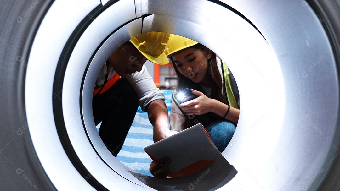 Engenheiros com capacete de segurança trabalhando em construção