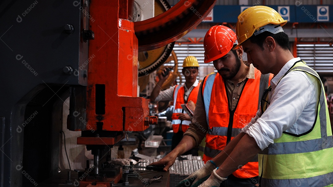 Engenheiros com capacete de segurança trabalhando em construção