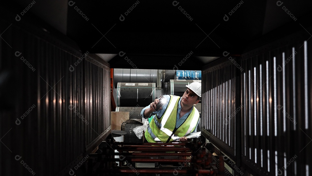 Engenheiros com capacete de segurança trabalhando em construção