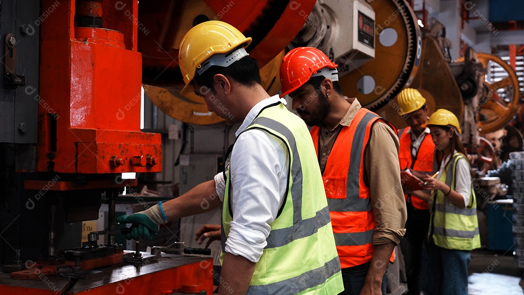 Engenheiros com capacete de segurança trabalhando em construção