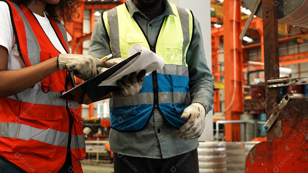 Engenheiros com capacete de segurança trabalhando em construção