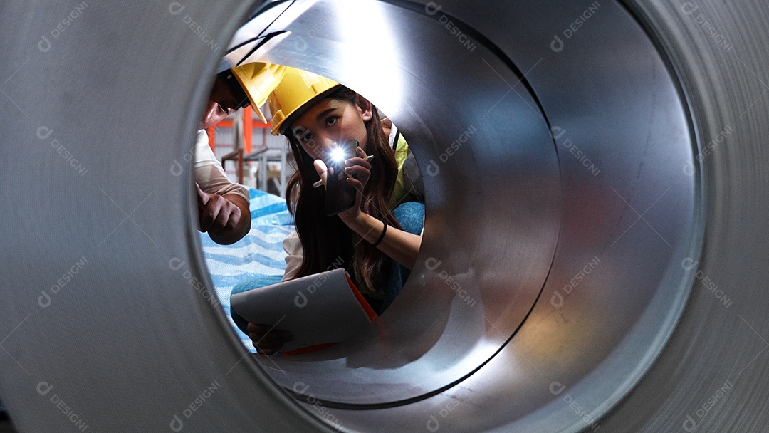 Engenheiros com capacete de segurança trabalhando em construção
