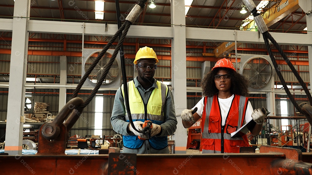 Engenheiros com capacete de segurança trabalhando em construção