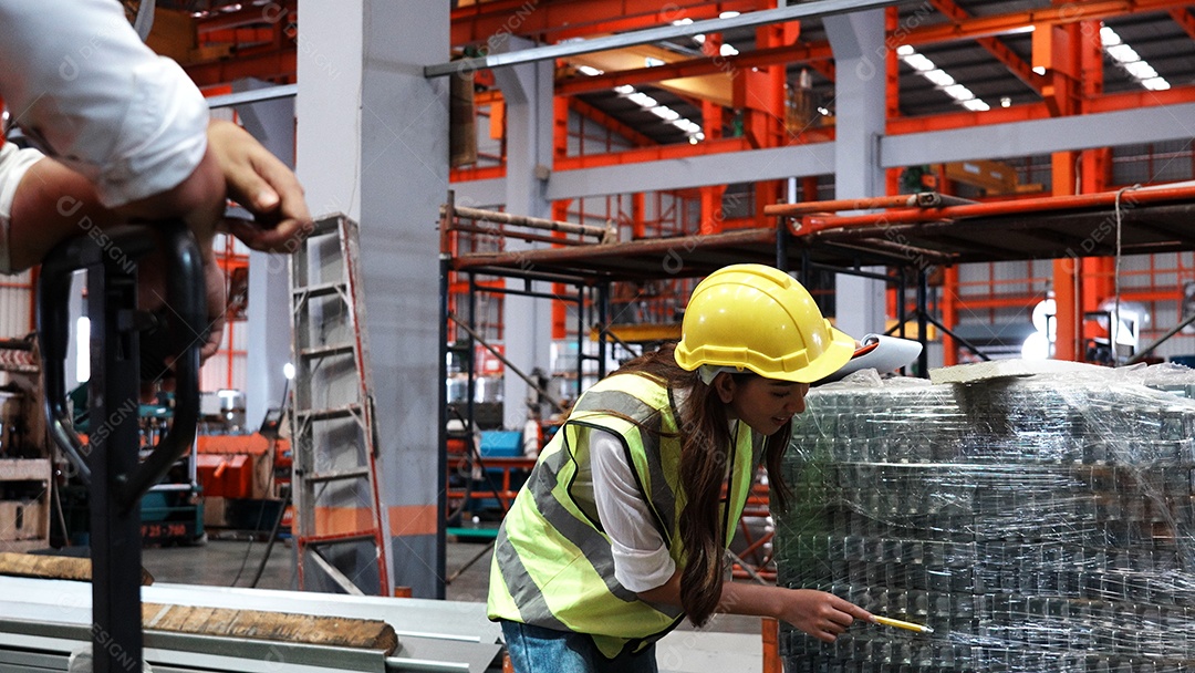 Engenheiros com capacete de segurança trabalhando em construção