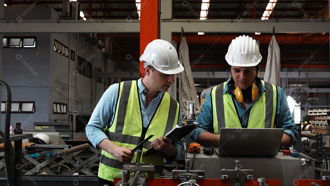 Engenheiros com capacete de segurança trabalhando em construção