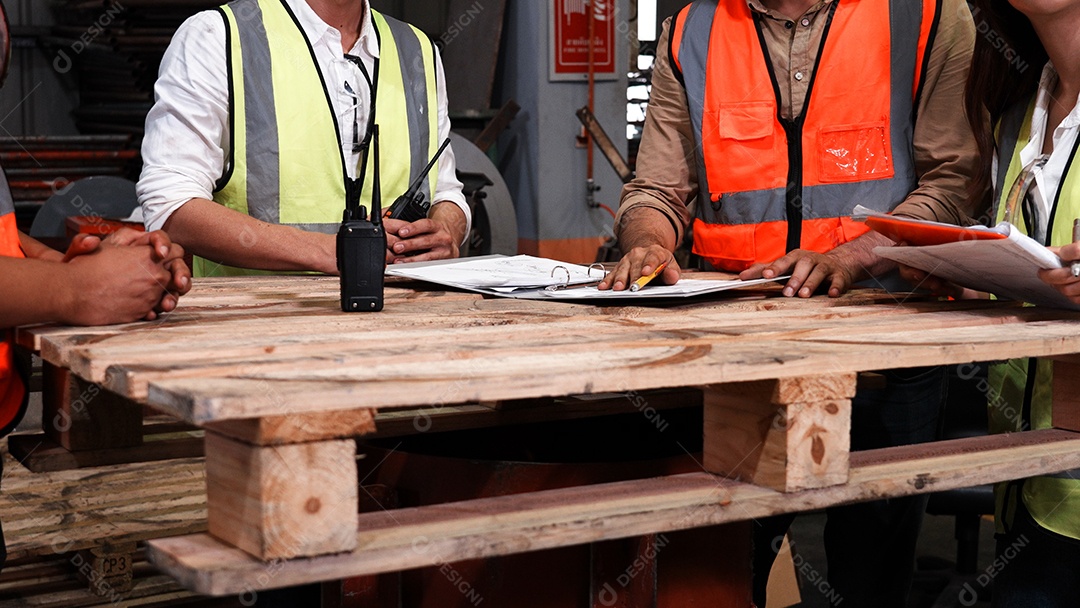 Engenheiros com capacete de segurança trabalhando em construção