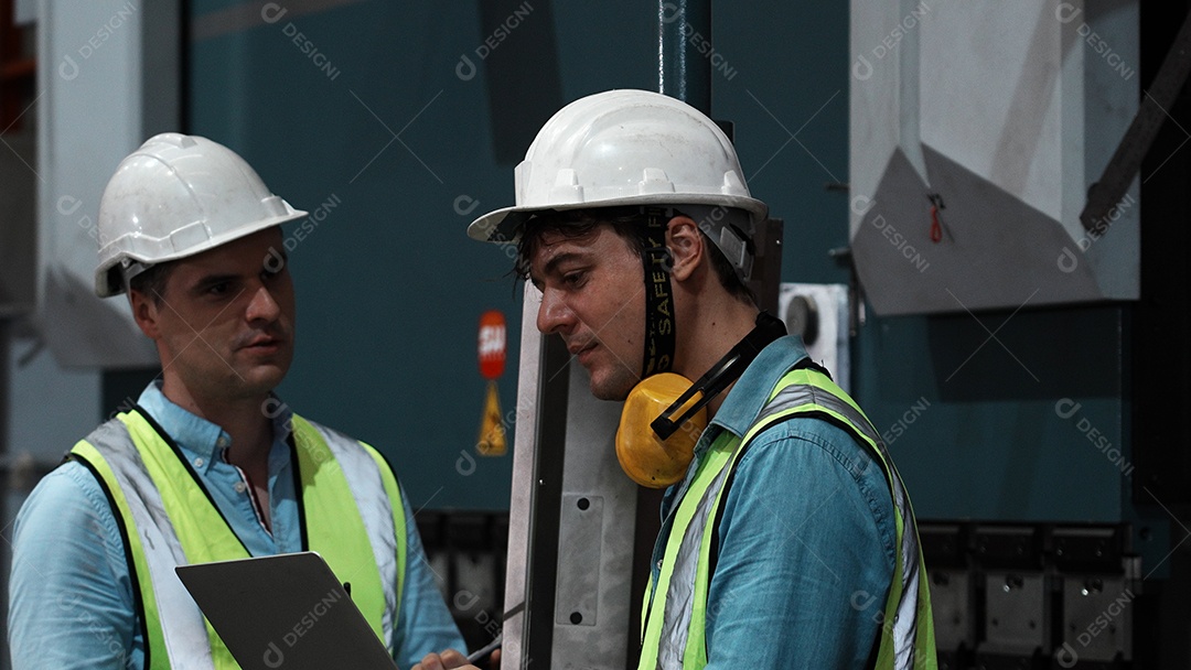 Engenheiros com capacete de segurança trabalhando em construção