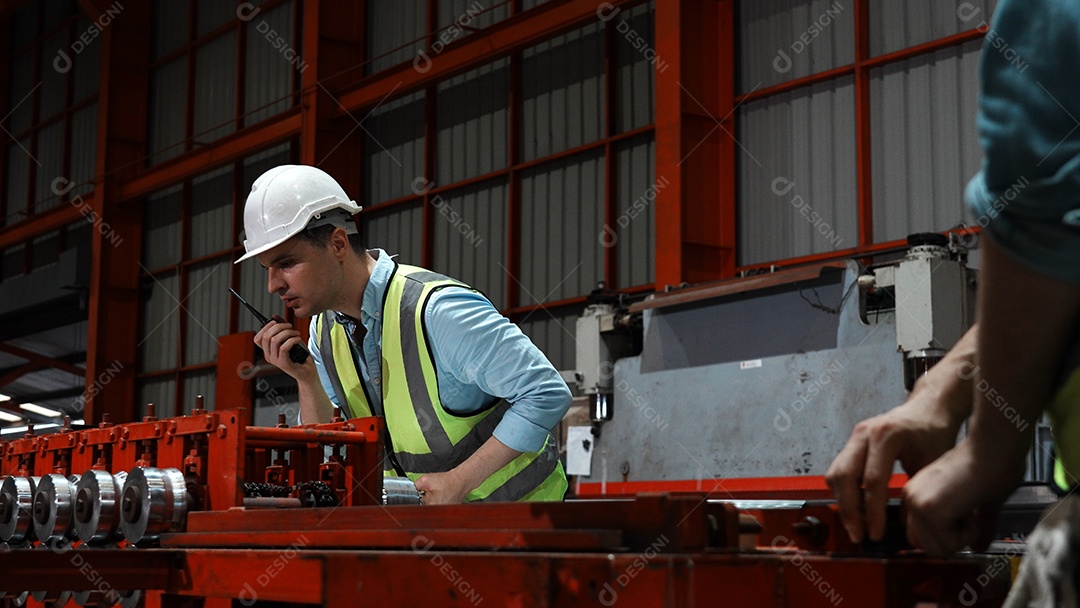 Engenheiros com capacete de segurança trabalhando em construção