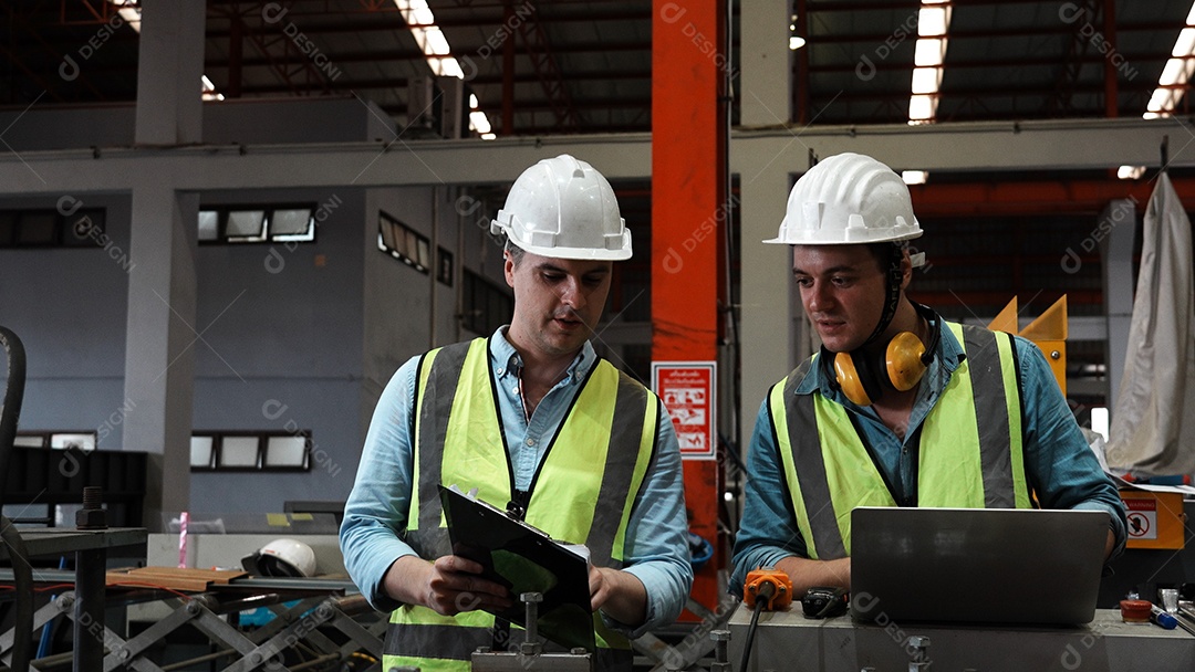 Engenheiros com capacete de segurança trabalhando em construção