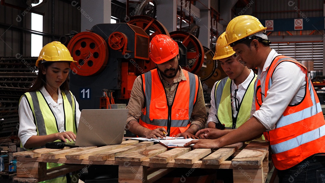 Engenheiros com capacete de segurança trabalhando em construção