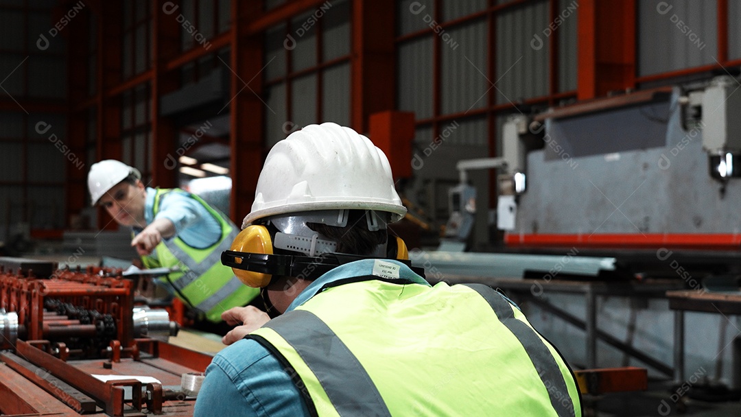 Engenheiros com capacete de segurança trabalhando em construção