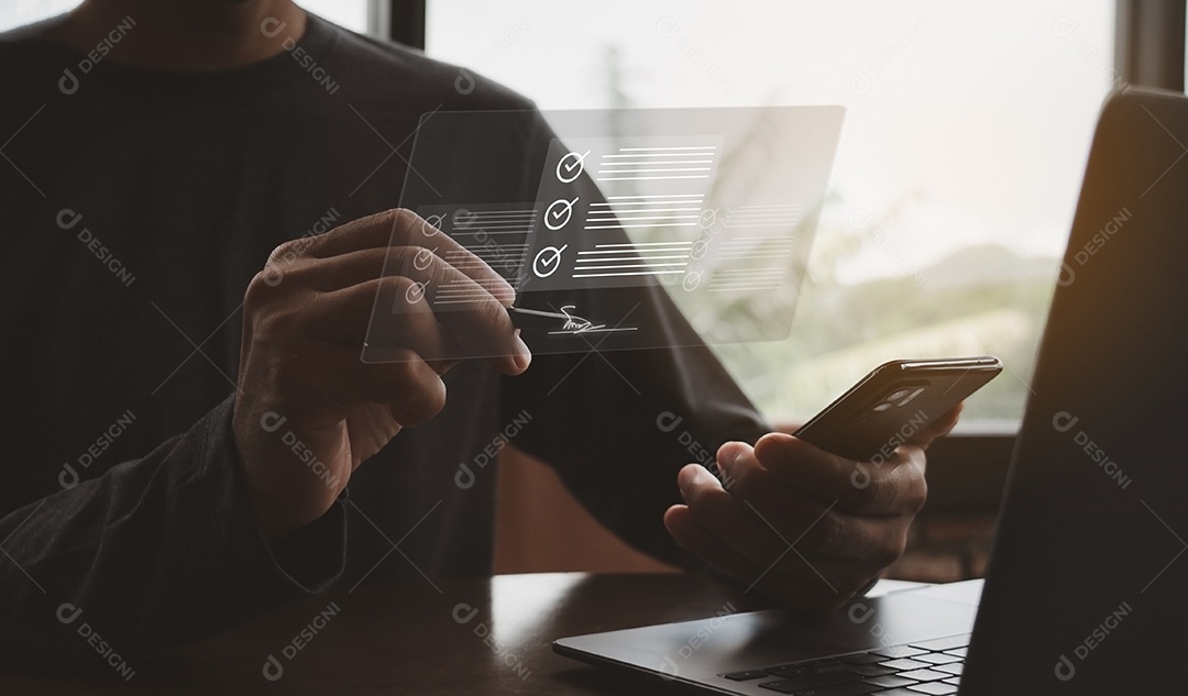 Empresário trabalhando com sinal do serviço superior garantia de qualidade