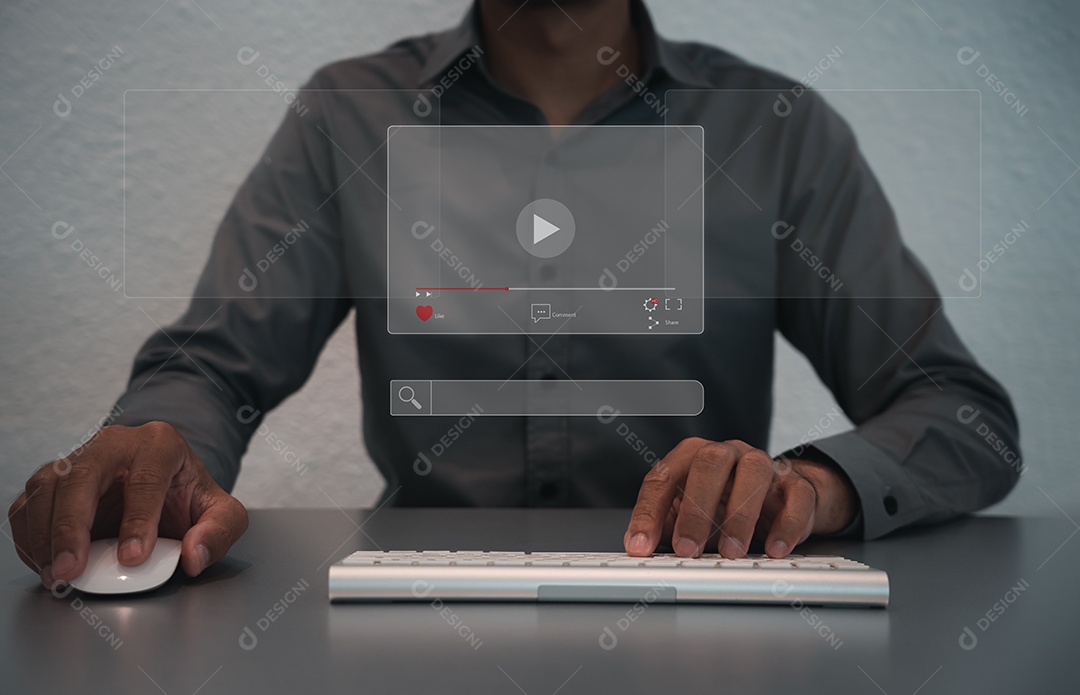 Homem de negócios usando mouse e teclado para streaming on-line, assistir a vídeos na internet