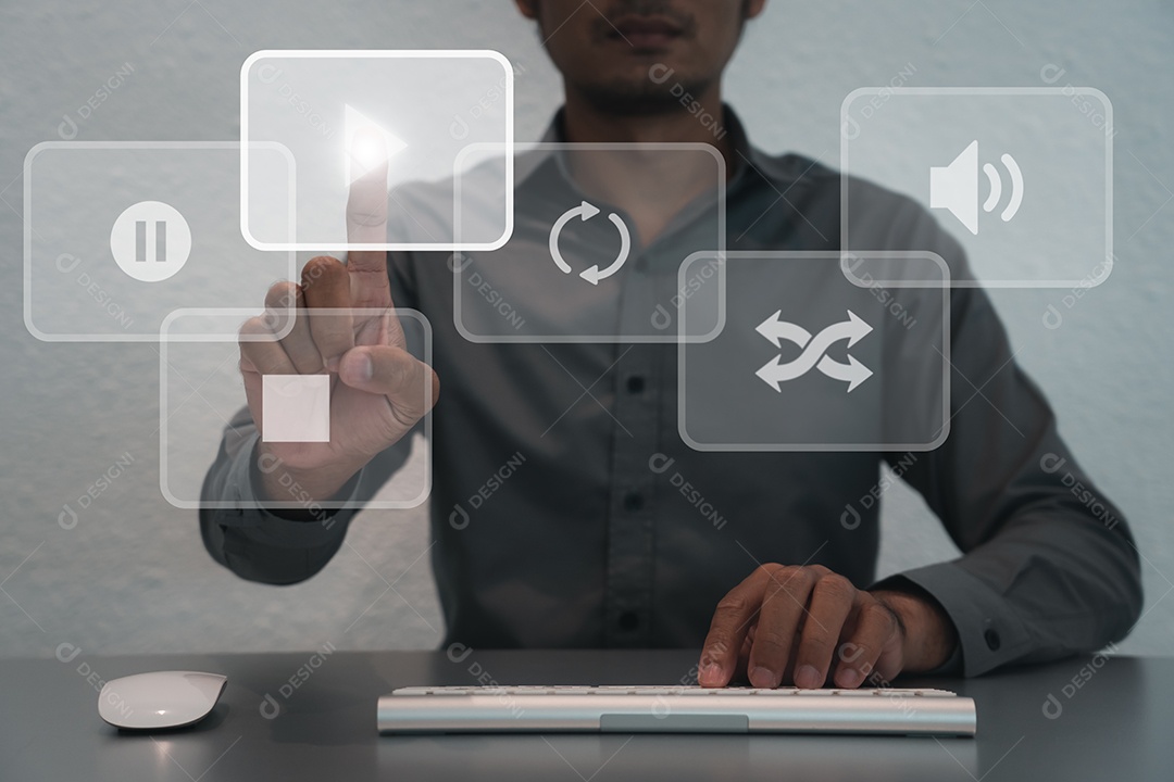 Homem de negócios usando mouse e teclado para streaming on-line, assistir a vídeos na internet