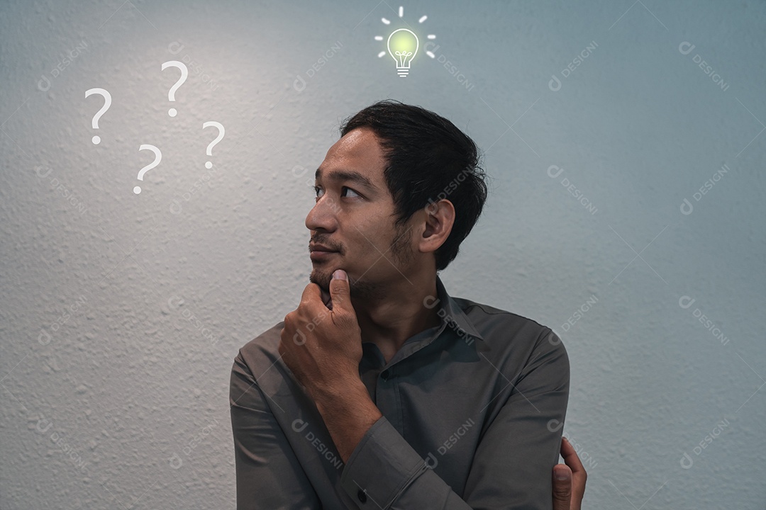 Homem asiático de inovação pensando em perguntas com lâmpada de ideia acima da cabeça no fundo cinza