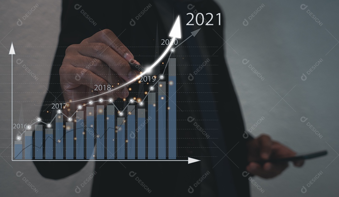 Empresário analisando dados financeiros do gráfico de negociação forex do tablet.