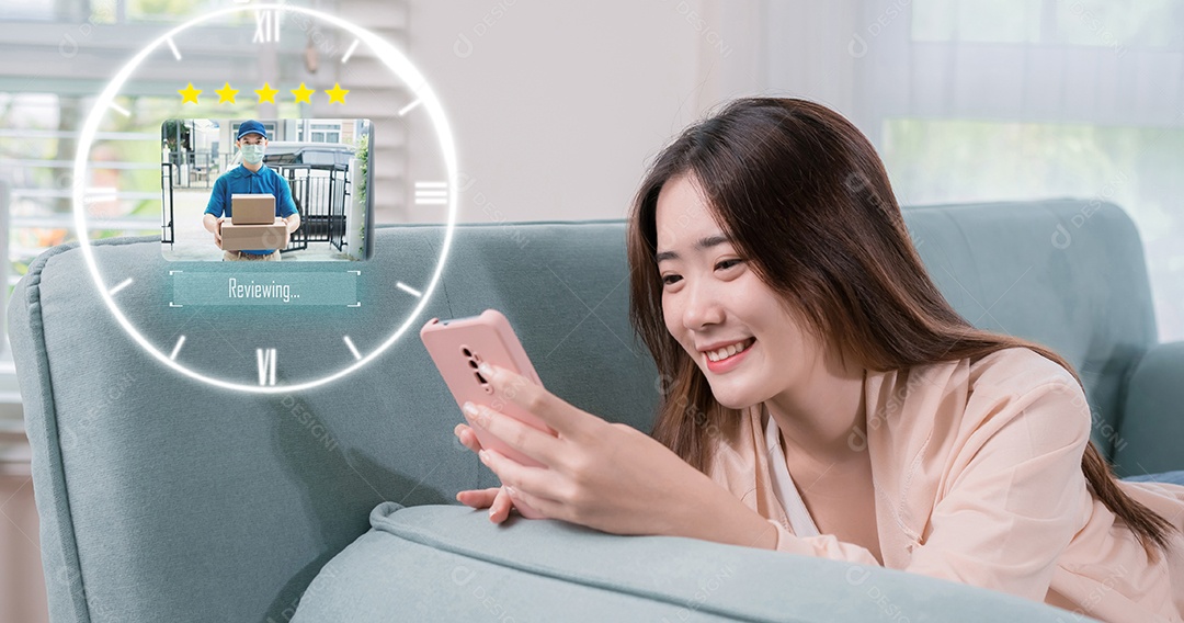 Mulher asiática usa telefone celular dando cinco estrelas, avaliação de satisfação, entrega de feedback de serviço