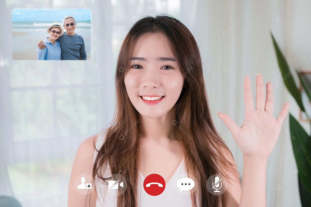 Mulher asiática fazendo remotamente videoconferências online.