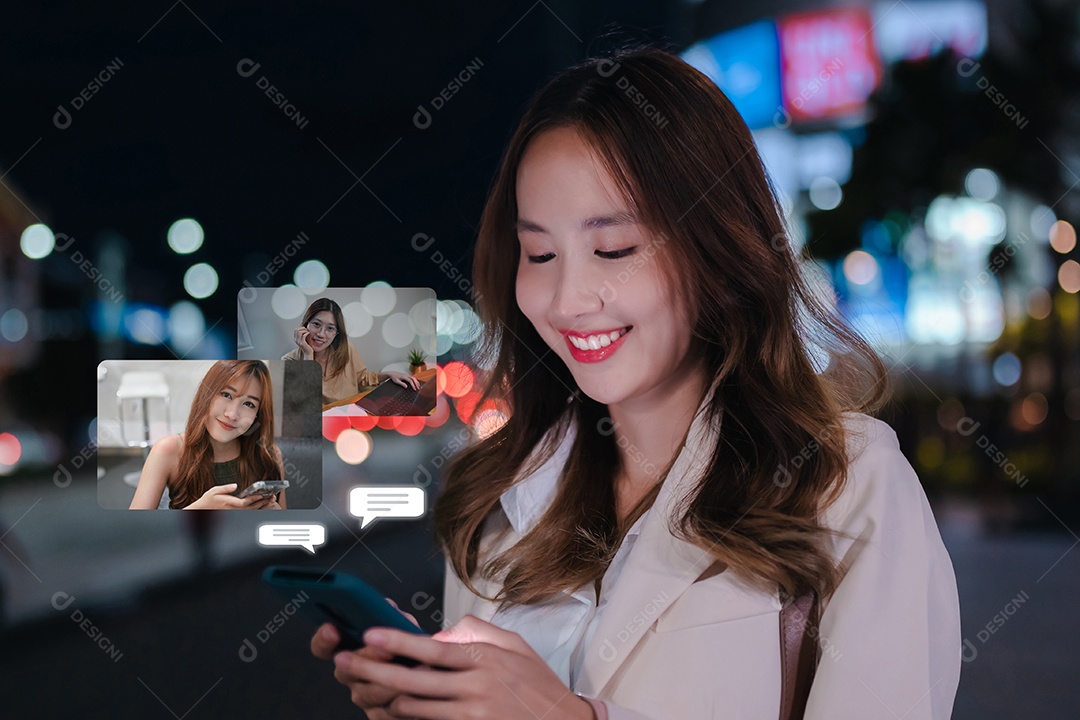 Empresária asiática usando telefone celular e conversando com tecnologia futurista