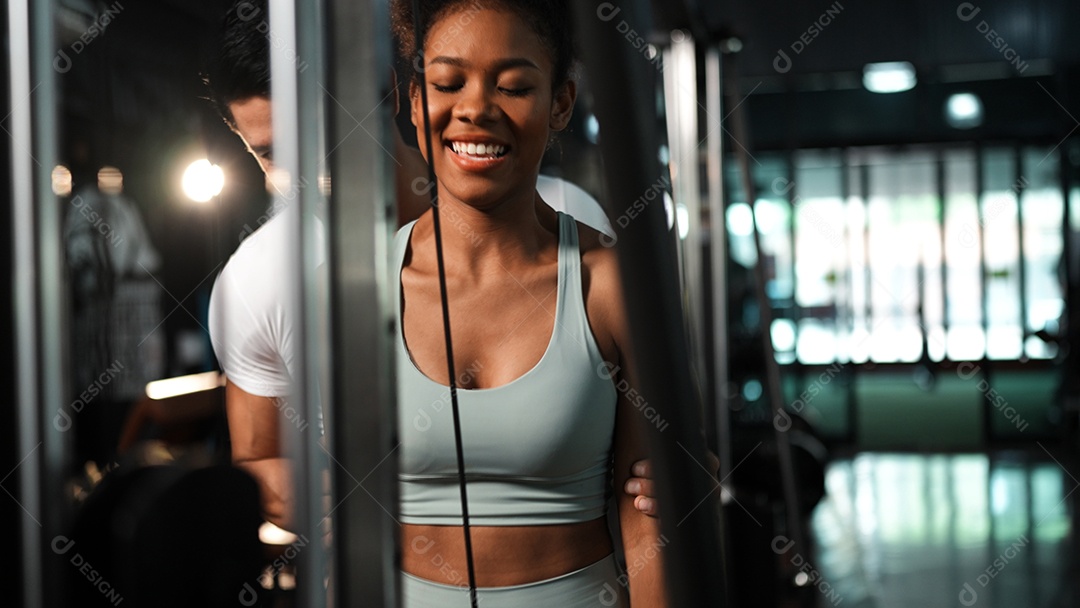 Esportistas treinando na academia