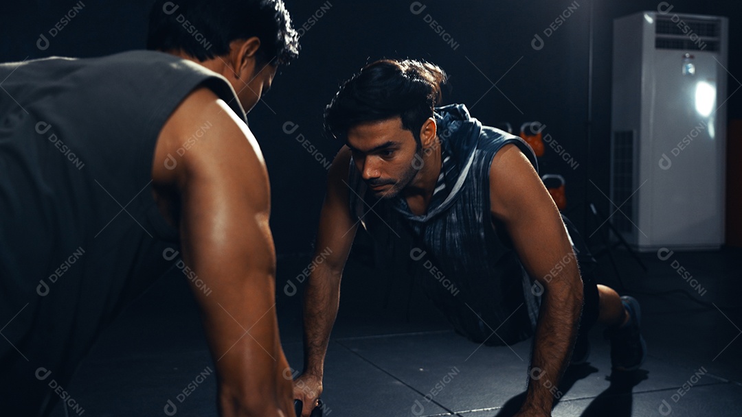 Esportistas treinando na academia