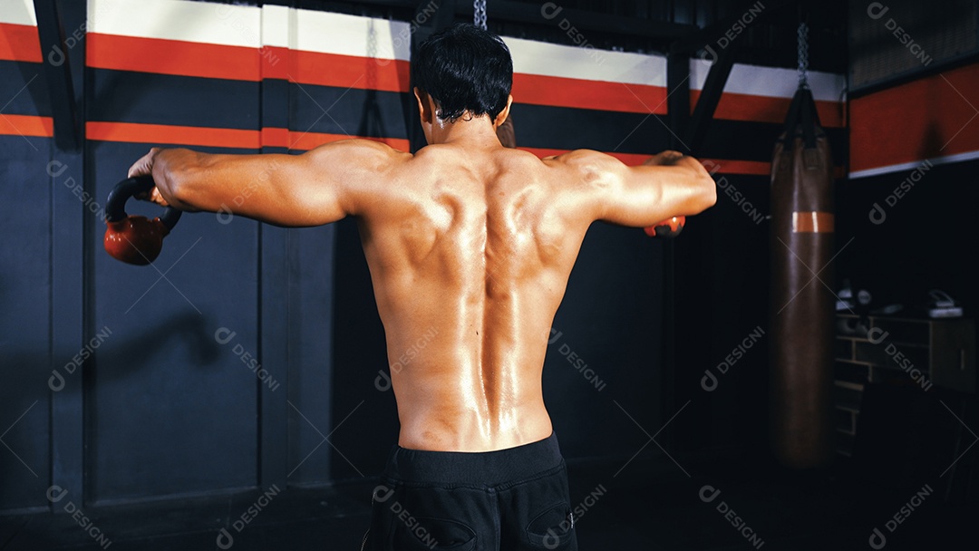 Esportistas treinando na academia