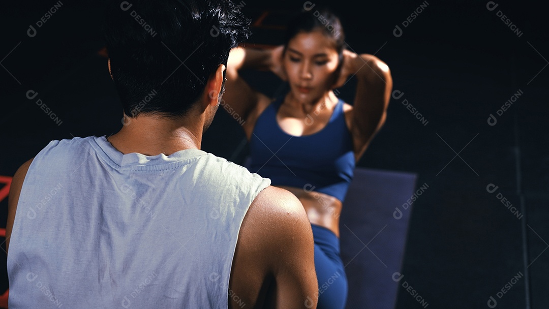 Esportistas treinando na academia