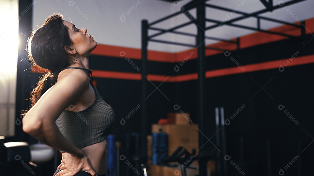 Esportistas treinando na academia