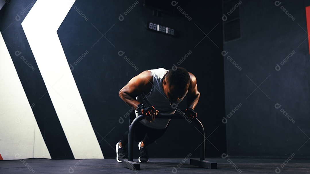 Esportistas treinando na academia