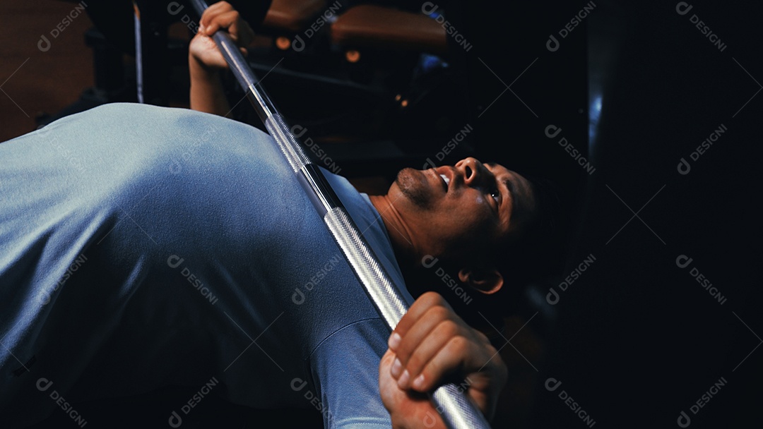 Esportistas treinando na academia