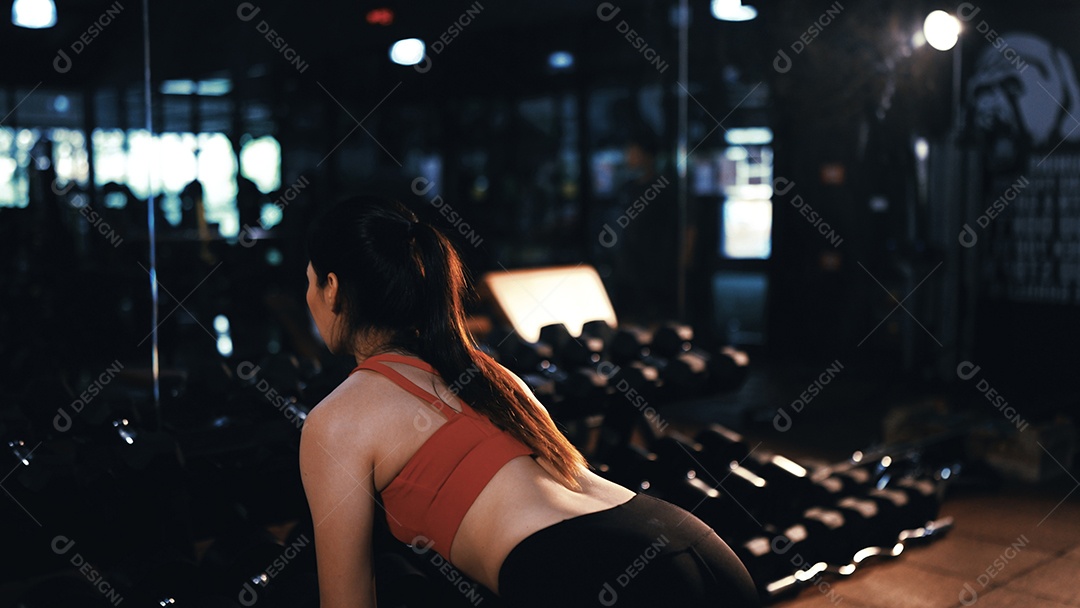 Esportistas treinando na academia