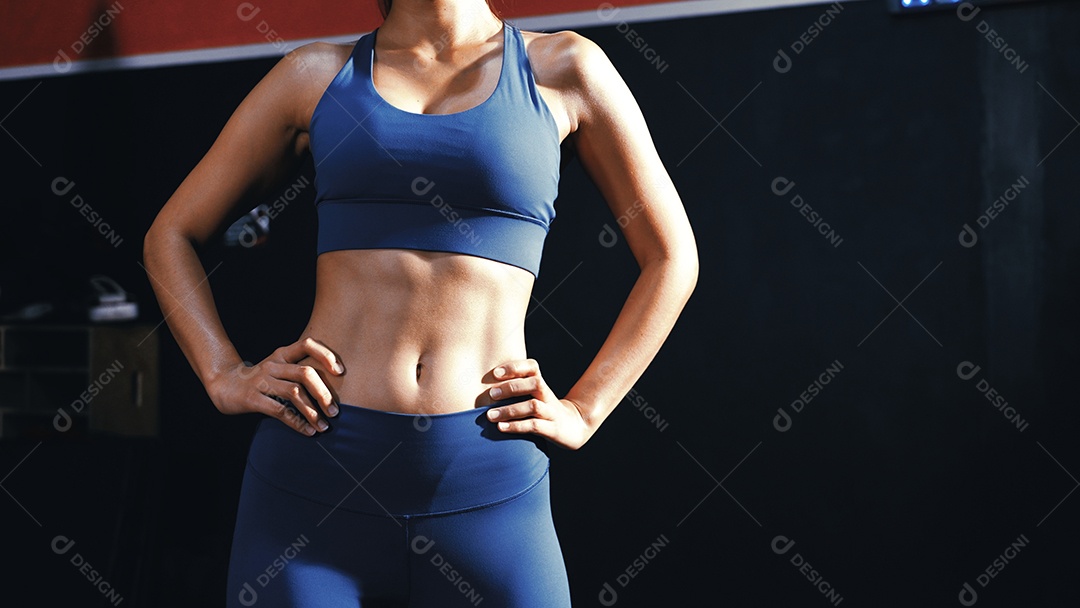 Esportistas treinando na academia