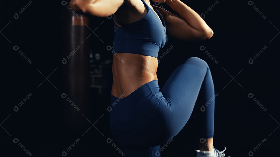 Esportistas treinando na academia