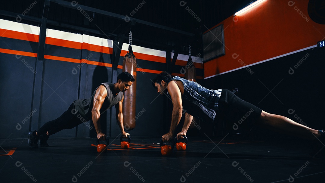 Esportistas treinando na academia