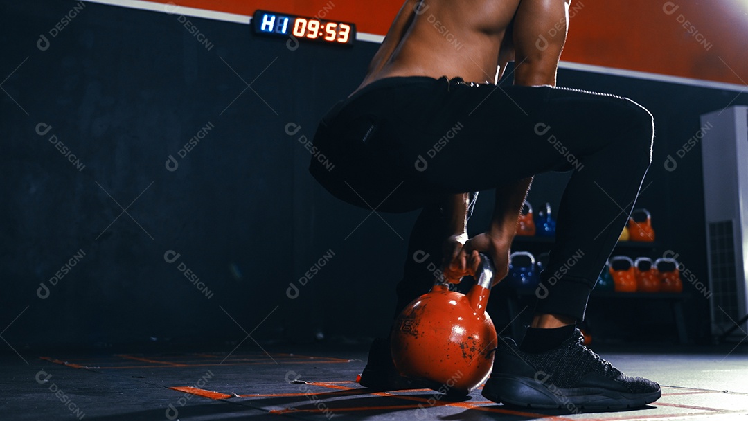 Esportistas treinando na academia