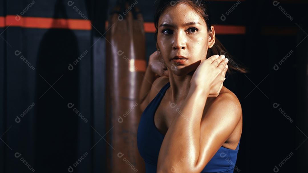 Esportistas treinando na academia