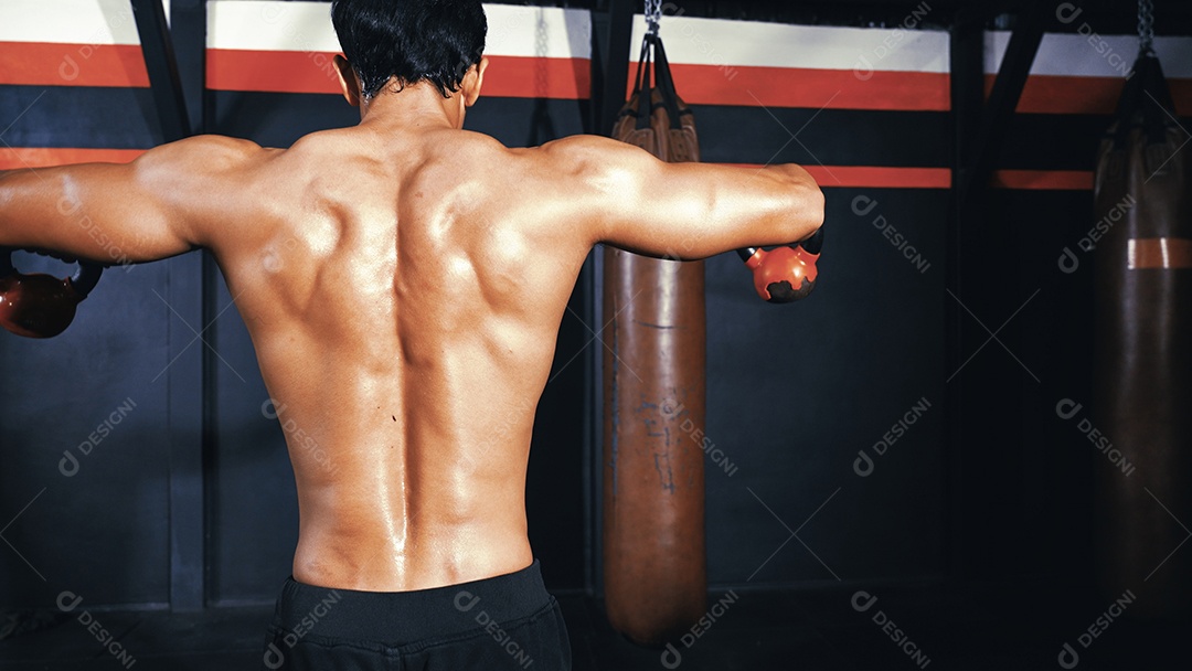 Esportistas treinando na academia